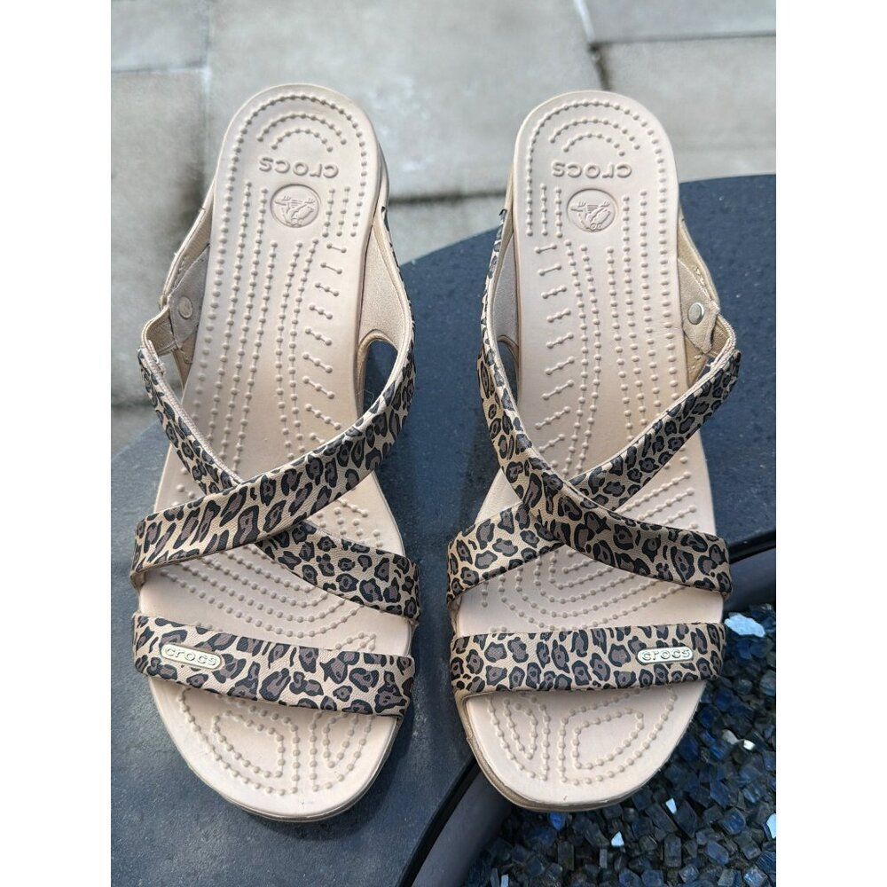Crocs Women Cypress lV Tan Animal Print Platform Heel Sandals Size 10